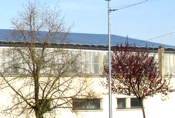 batiment avec toiture en panneaux photovoltaïque